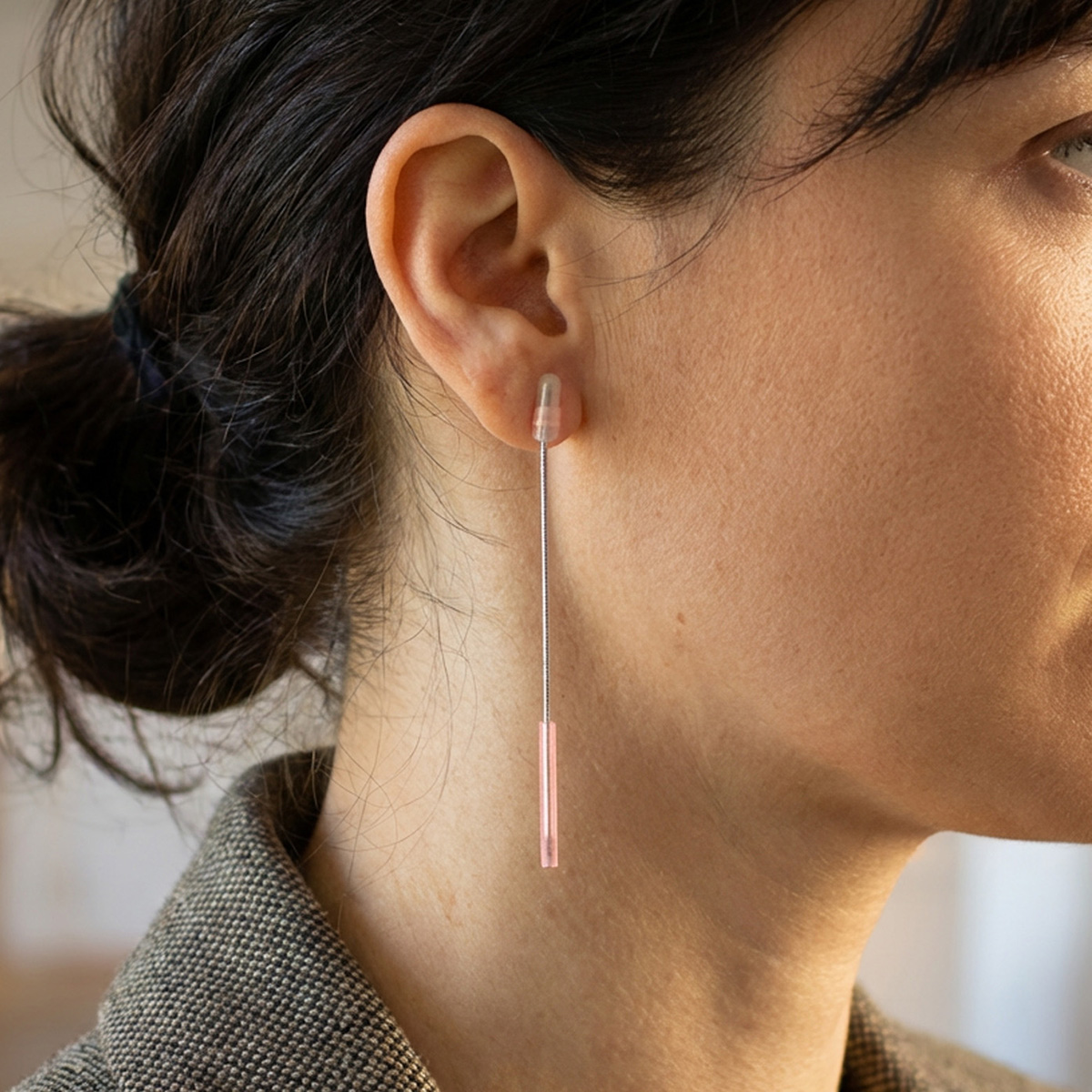 modelka s náušnicí element long_sm